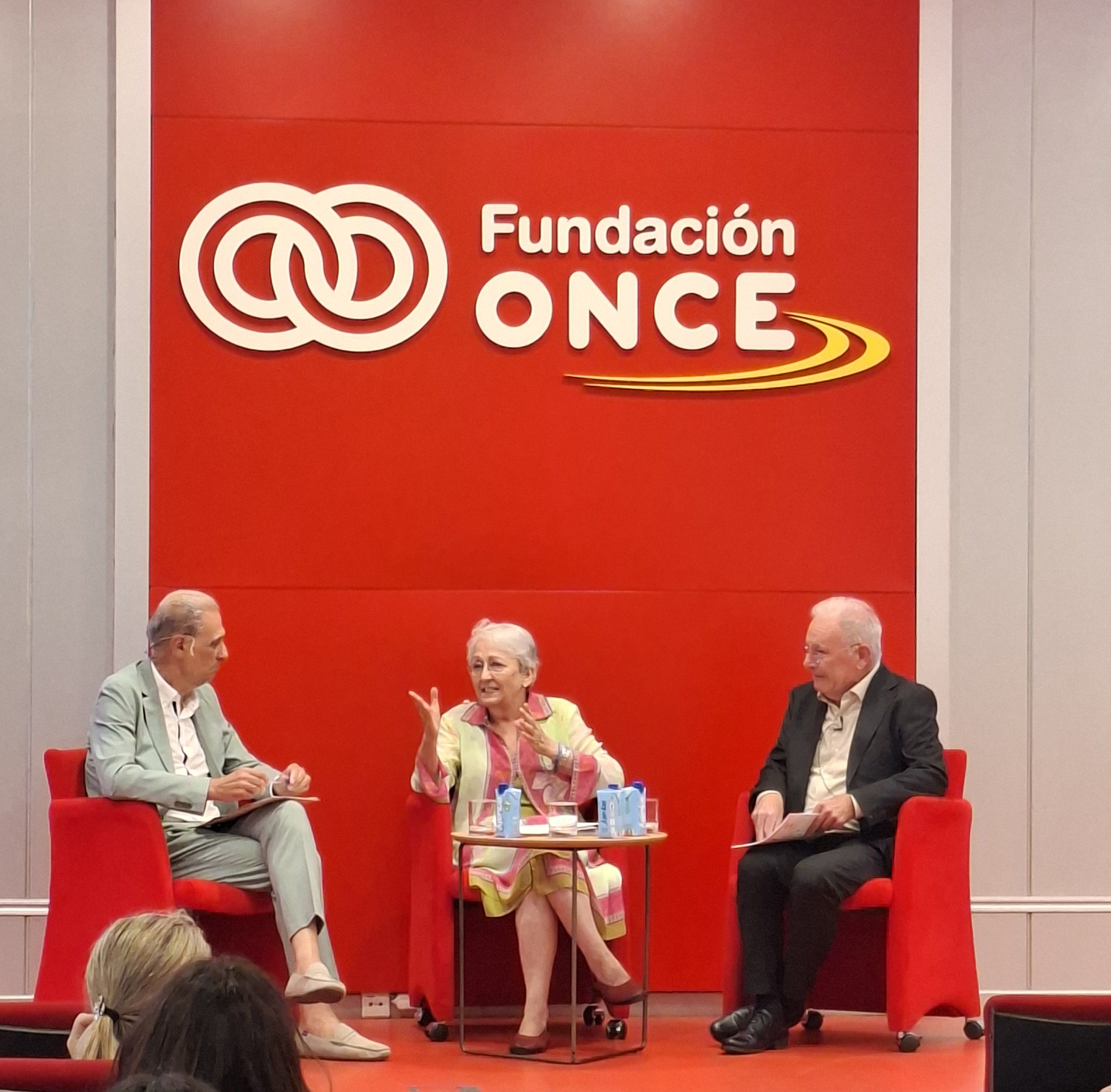 Mesa de debate en el evento