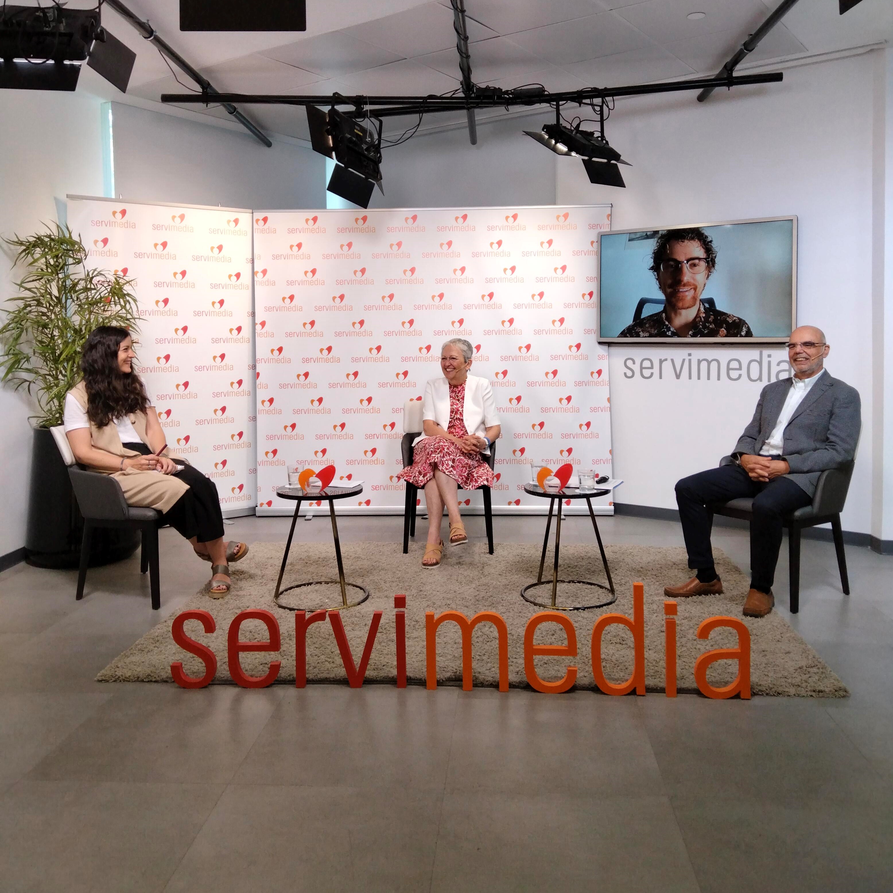 Imagen de los ponentes durante la celebración del evento de presentación. De izquierda a derecha, Sandra Urdín, Matilde Fernández, Juan Manuel García (en la pantalla) y José Manuel Fresno