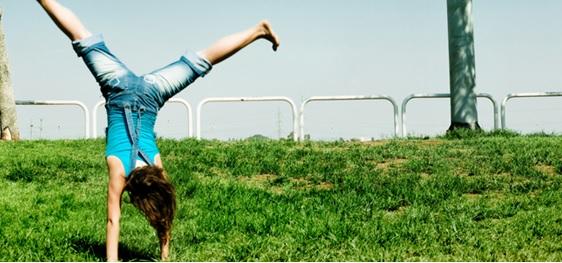 Una niña haciendo acrobacias