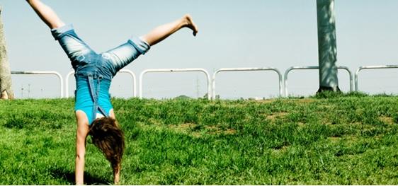 Una niña haciendo acrobacias 