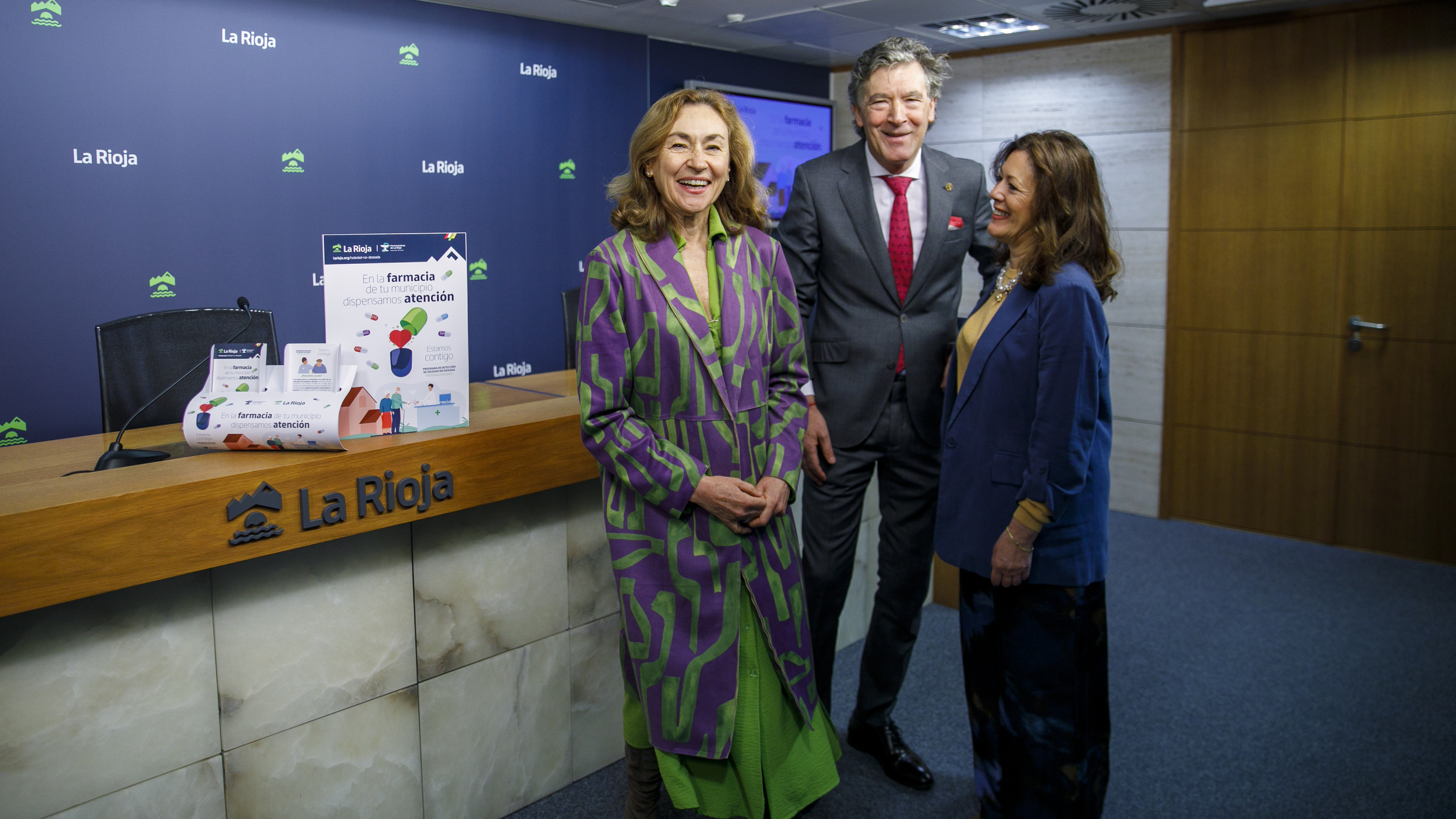  La consejera de Salud y Políticas Sociales, María Martín; la directora general de Dependencia, Discapacidad y Mayores, Ana Zuazo, y el presidente del Colegio Oficial de Farmacéuticos, Miguel Ángel García