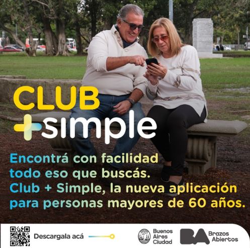 Dos personas haciendo uso de la aplicación Club+Simple