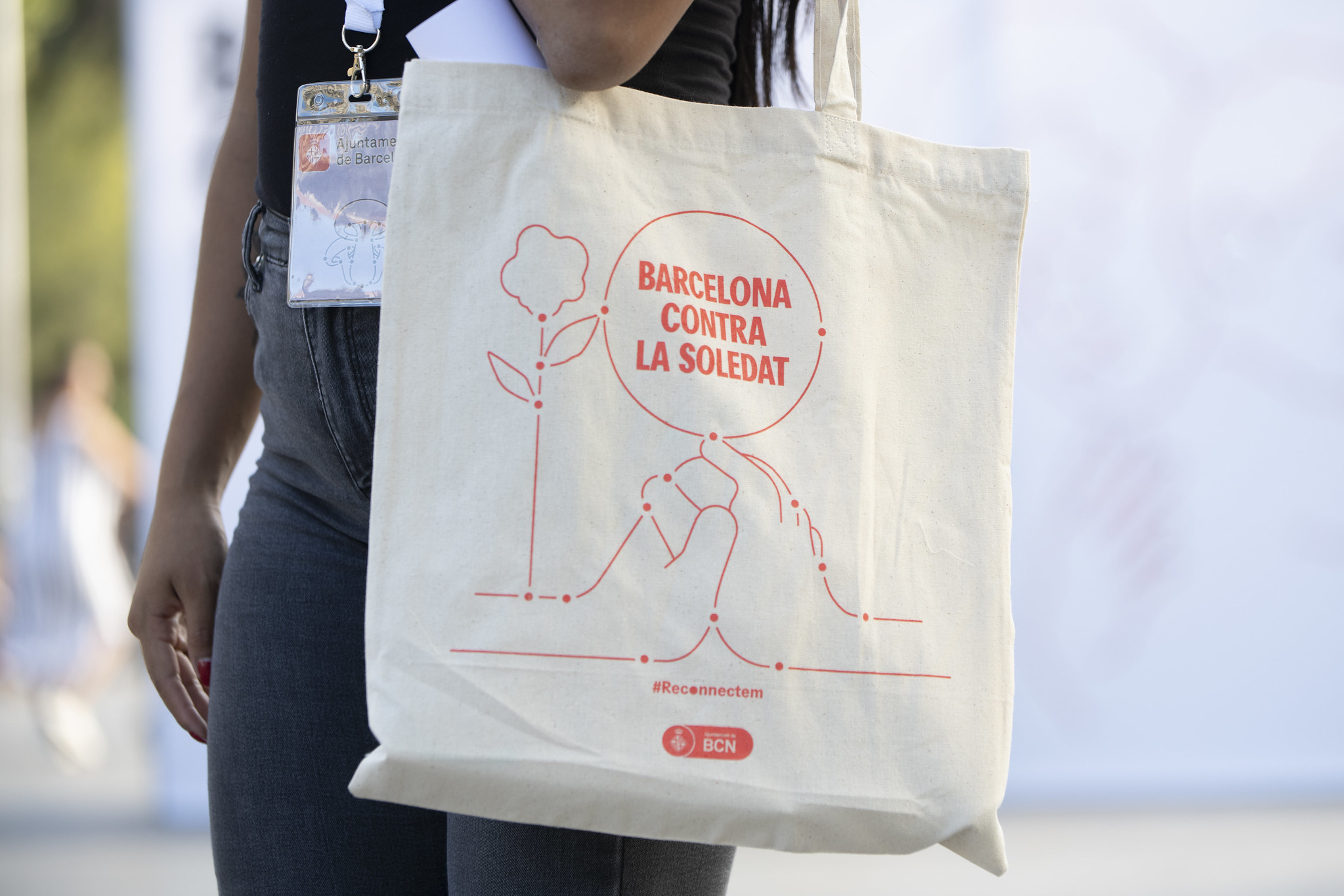 Imagen de una bolsa de tela promocional de la Estrategia municipal contra la soledad del Ayuntamiento de Barcelona