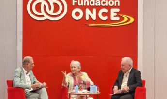 Mesa de debate en el evento