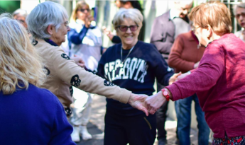 Mujeres mayores bailando en una actividad del centro de día. 