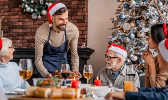 Personas en cena de navidad