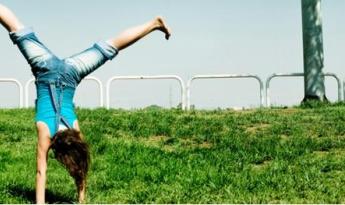 Una niña haciendo acrobacias 