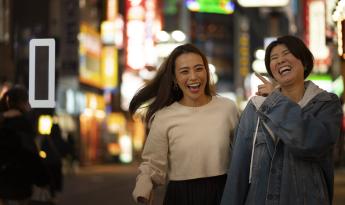 dos personas riéndose 