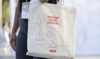 Imagen de una bolsa de tela promocional de la Estrategia municipal contra la soledad del Ayuntamiento de Barcelona